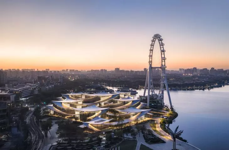Suzhou Museum of Contemporary Art nad jeziorem Jinji projektu BIG