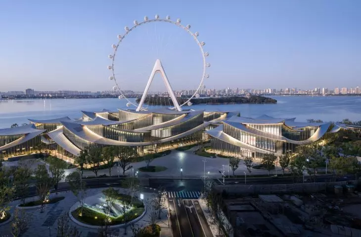 Suzhou Museum of Contemporary Art nad jeziorem Jinji projektu BIG