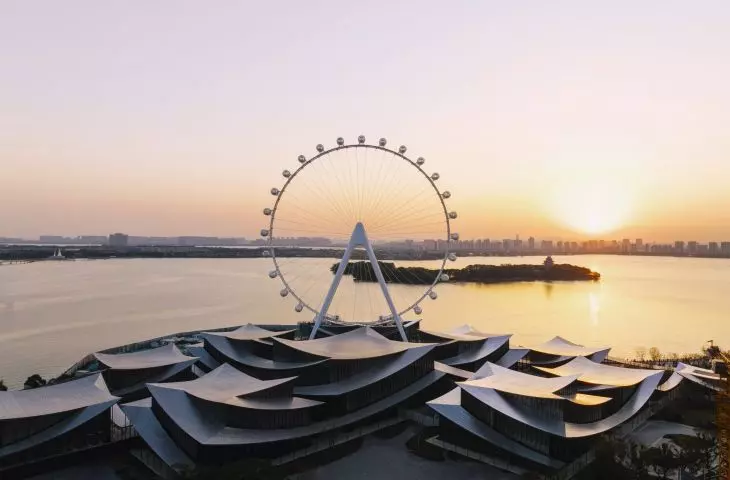 Suzhou Museum of Contemporary Art nad jeziorem Jinji projektu BIG
