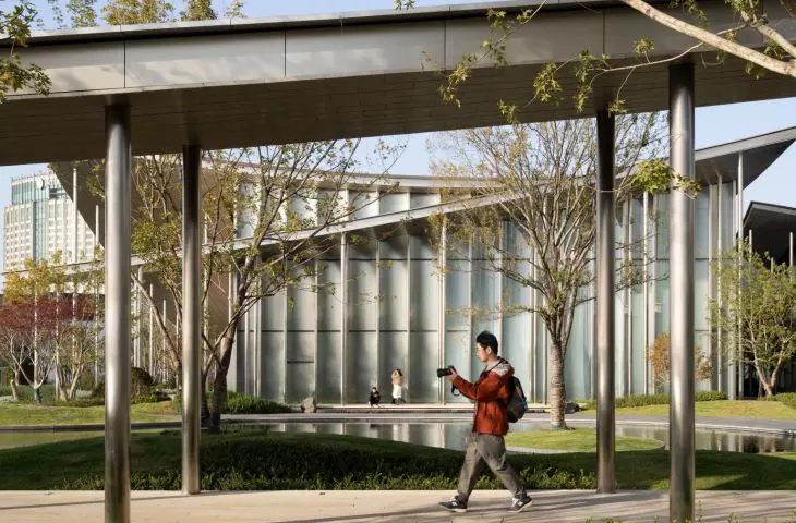 Suzhou Museum of Contemporary Art nad jeziorem Jinji projektu BIG