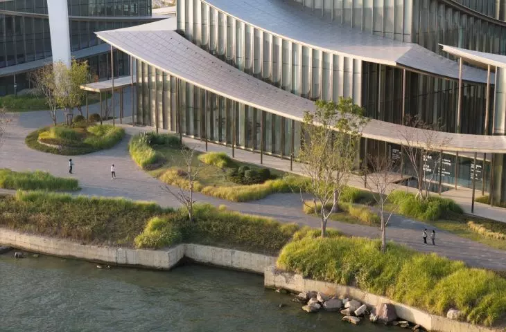Suzhou Museum of Contemporary Art nad jeziorem Jinji projektu BIG