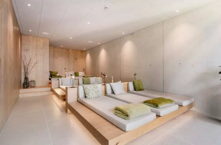 Drewno jako wizualny element wyciszenia i stonowana, choć nie zimno-biała kolorystyka, może wypełniać zarówno hotelową strefę SPA 