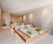 Drewno jako wizualny element wyciszenia i stonowana, choć nie zimno-biała kolorystyka, może wypełniać zarówno hotelową strefę SPA 