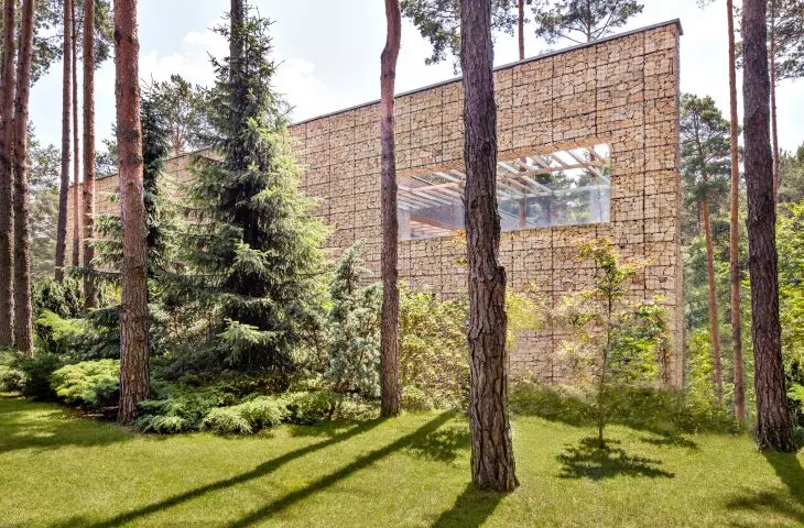 Leśna Willa, ściana z gabionów
