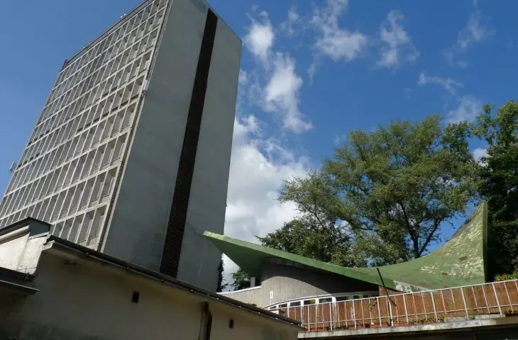 Tele and Radio Research Institute, the complex consists of a concrete skyscraper and a pavilion covered with a slate roof