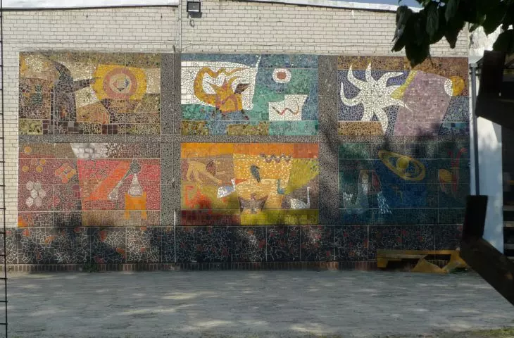 A mosaic designed by Domicella Bożekowska on the facade of the production building of the former Saturn Disabled Cooperative.