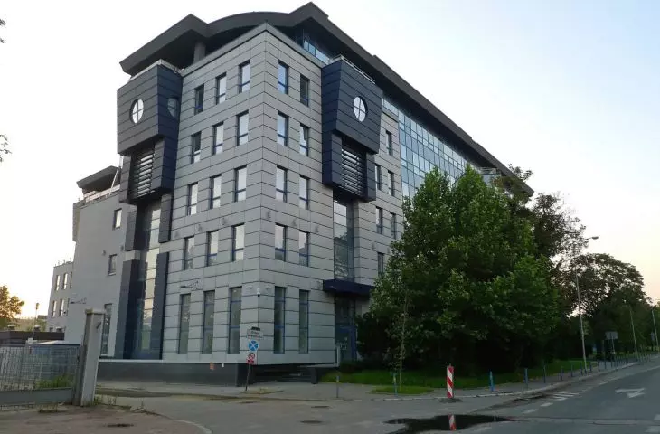 The industrial district had already begun to be turned into a business center in the early 1990s