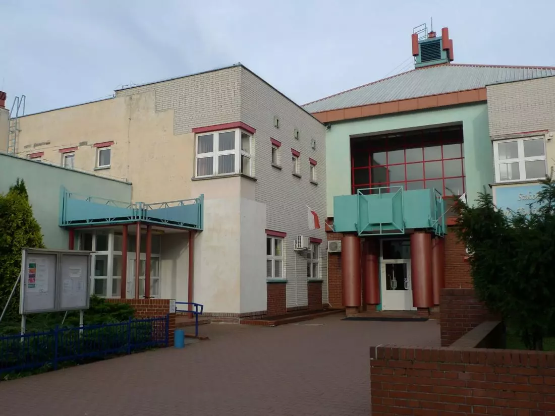 postmodernistyczna
szkoła przy ulicy Oławskiej zaprojektowana przez zespół Jerzego Grochulskiego