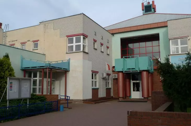 postmodernistyczna szkoła przy ulicy Oławskiej zaprojektowana przez zespół Jerzego Grochulskiego