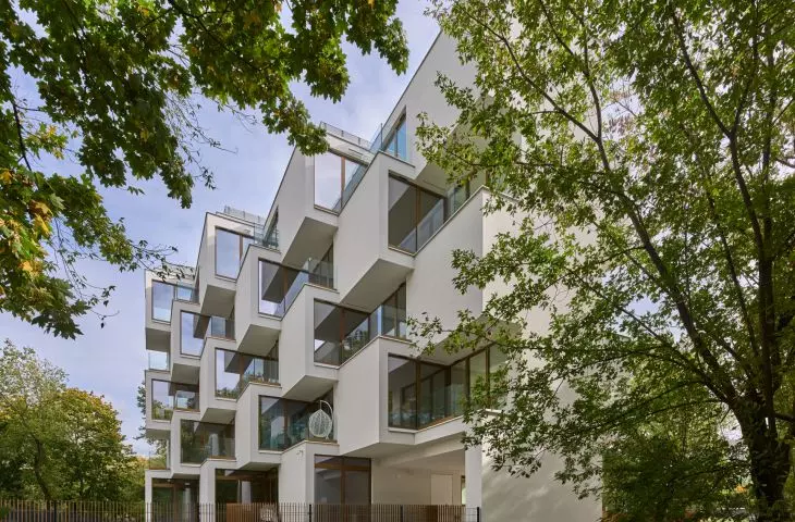 shifting the modules in relation to each other made it possible to create space for terraces and glass bay windows
