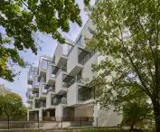 shifting the modules in relation to each other made it possible to create space for terraces and glass bay windows