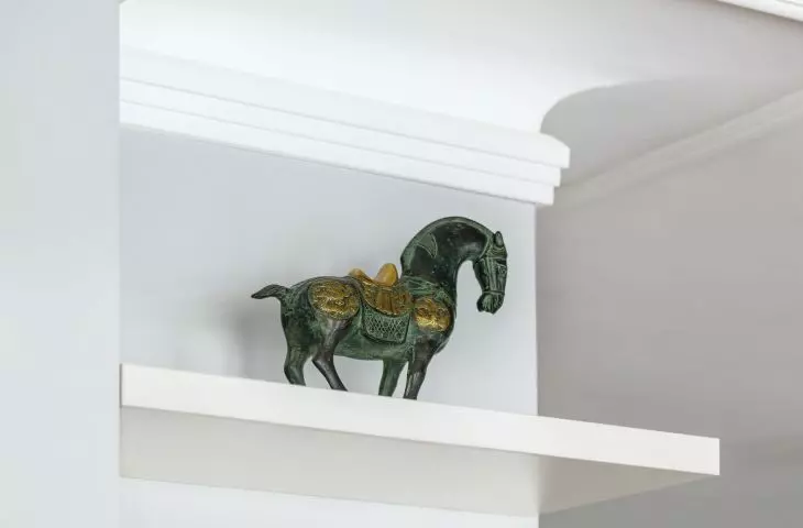 The architect introduced stucco to the interior