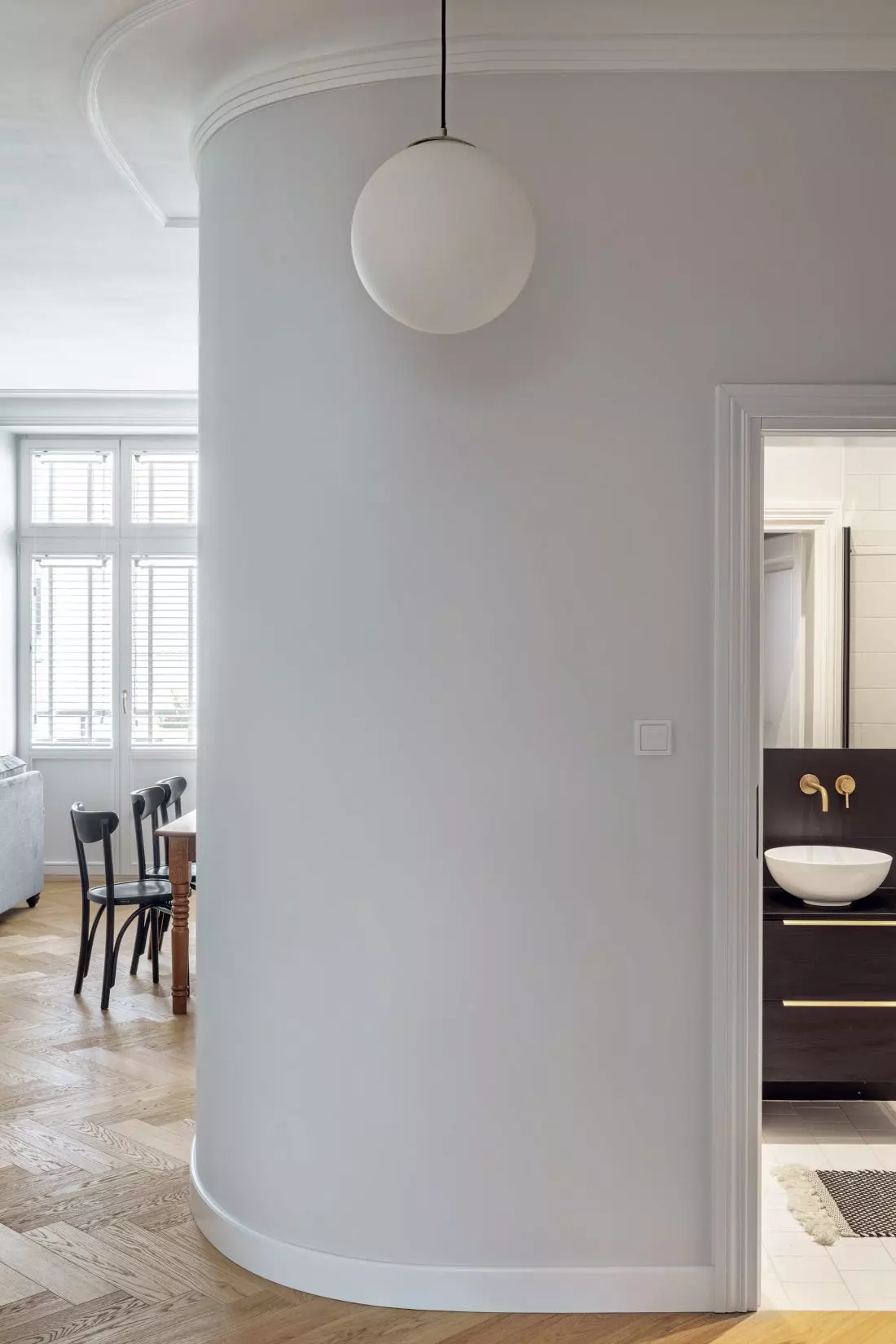Apartament z dwóch mieszkań w warszawskiej kamienicy