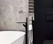 Czarne elementy w łazience