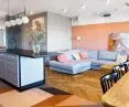 Widok na salon, kuchnię i jadalnię