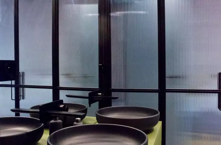 Zielona szafka pod umywalkę dopełnia wnętrza łazienki
