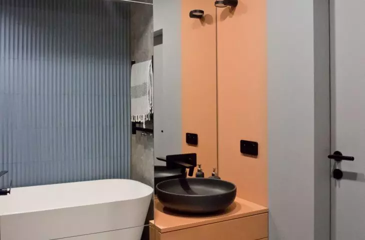 Druga łazienka z kolorystycznym akcentem