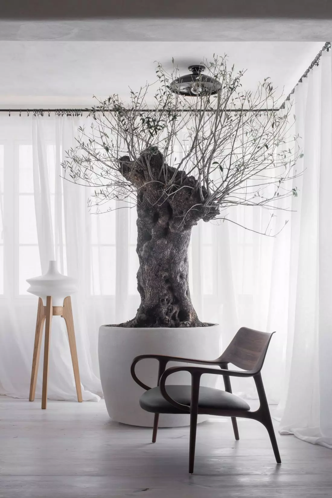 Salon w starym domu w inspirowanym Japonią. Loft Kolasiński