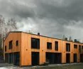 drewniana elewacja Ślonskiej Chałpy przebita jest dużymi, nieregularnymi otwarciami