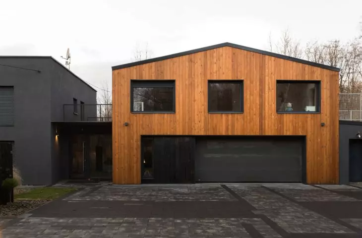 The roof of the building was raised to accommodate residential functions on the first floor
