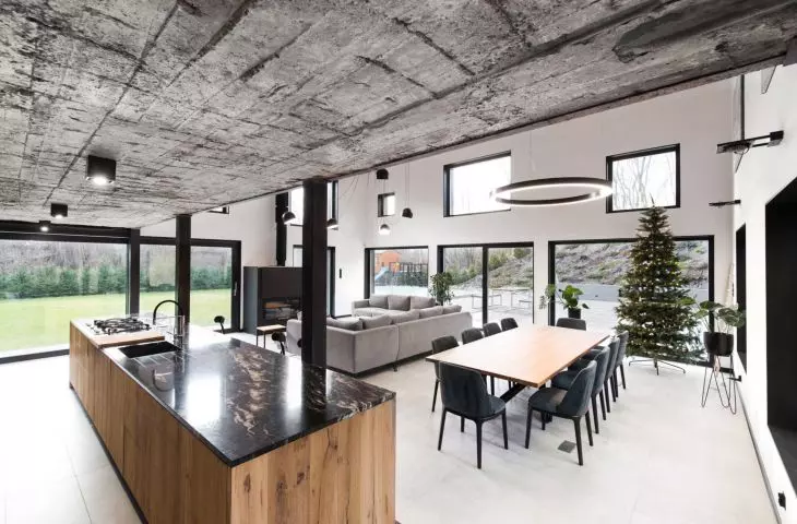 we wnętrzu obok drewna i betonu dominuje czerń i biel