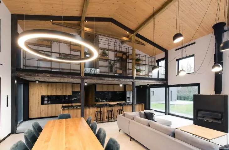 modular siaka of pillars and concrete ceiling allowed for reconstruction and relatively free arrangement of the facility