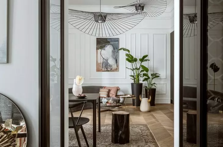 Widok na salon z korytarza