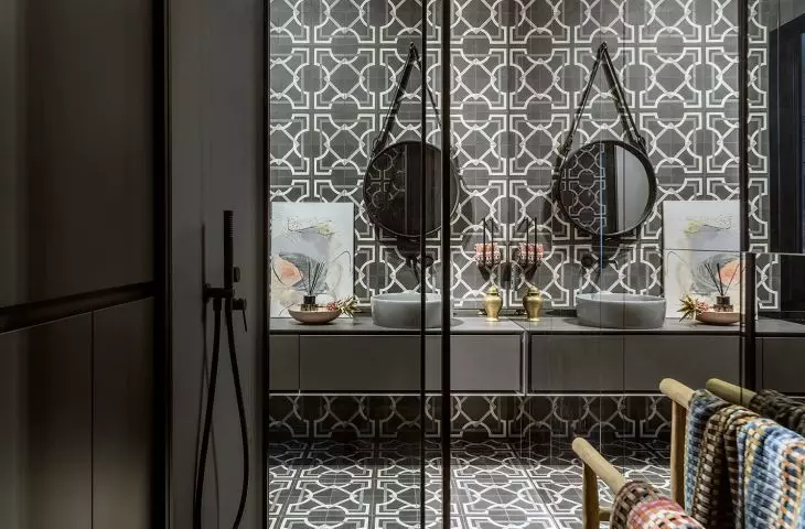 Black and white bathroom 
