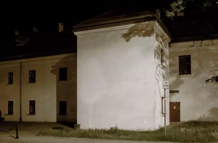 Zdjęcie elewacji, miejsce na neon