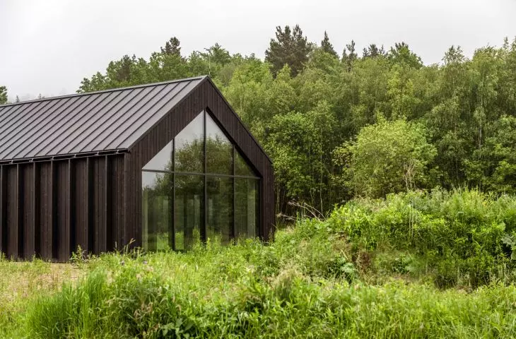 high glazing allows you to admire the landscape surrounding the house
