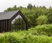 high glazing allows you to admire the landscape surrounding the house