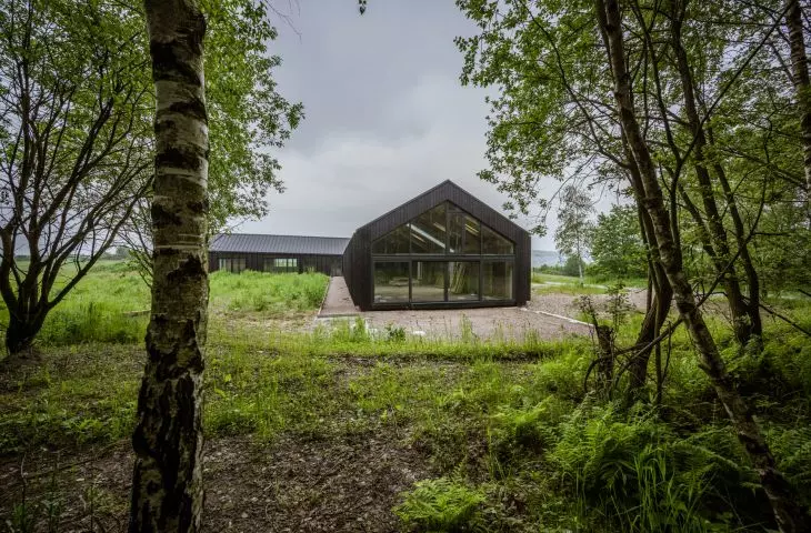 thanks to the openwork zone at the end of the studio, the house opens up to the forest