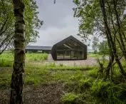 thanks to the openwork zone at the end of the studio, the house opens up to the forest
