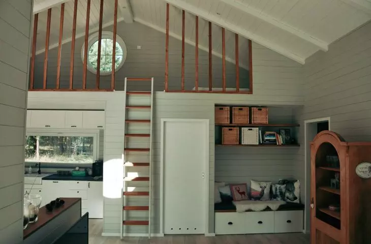 Mezzanine entrance