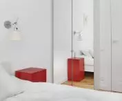 Sypialnia z elementem kotrastującej czerwieni