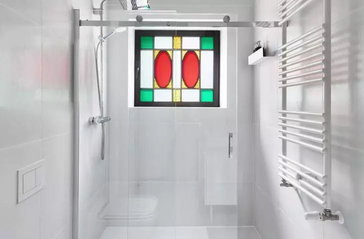 Łazienka z witrażem 