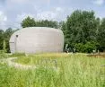 Pawilon przypomina polodowcowy głaz