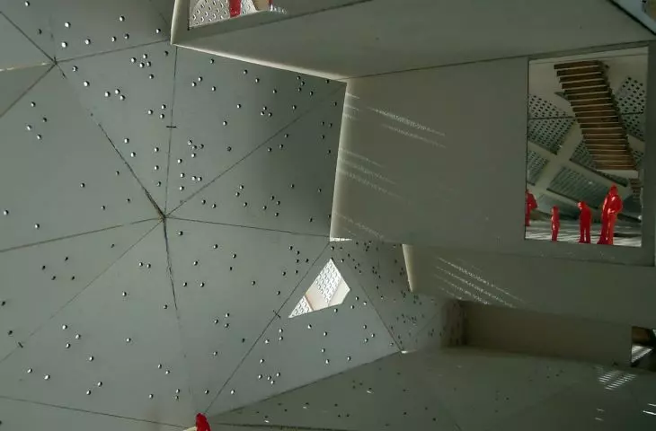 wewnątrz sportowcy mogą się wspinać po wszystkich ścianach, a nawet suficie