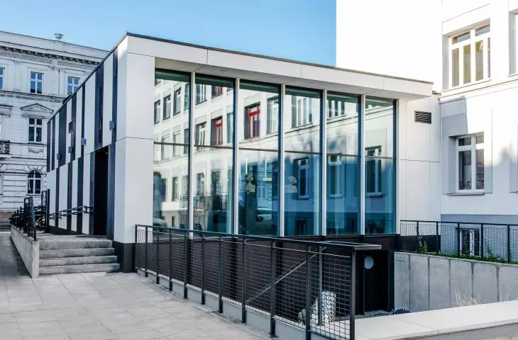 Exhibition pavilion of the high school of fine arts in Olsztyn, glazed facade