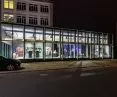Pawilon wystawienniczy liceum plastycznego w Olsztynie nocą
