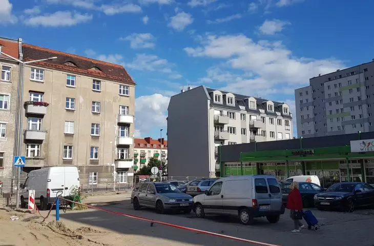 Spatially degraded edge of the renovated Lazarski Square