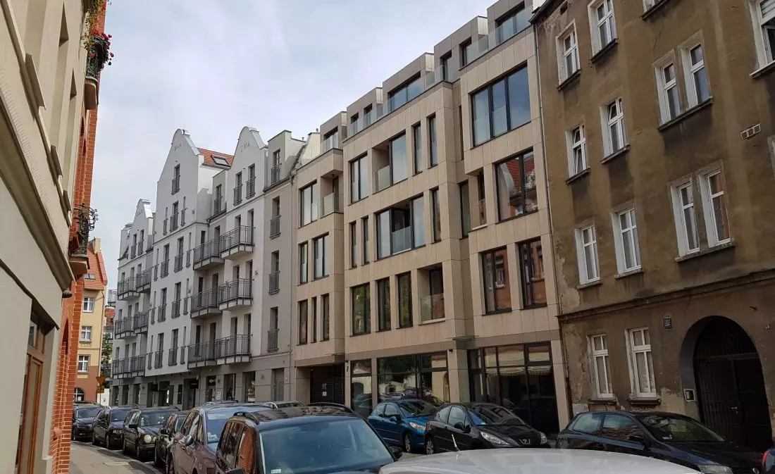 najnowsza plomba przy
ul. Ostrówek na Śródce, w głębi kamienice przekształcone na hotel