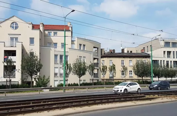 Addition to the development of Srodka from the side of Wyszyńskiego Street (first building from the left, designed by Waldemar Szeszuła).