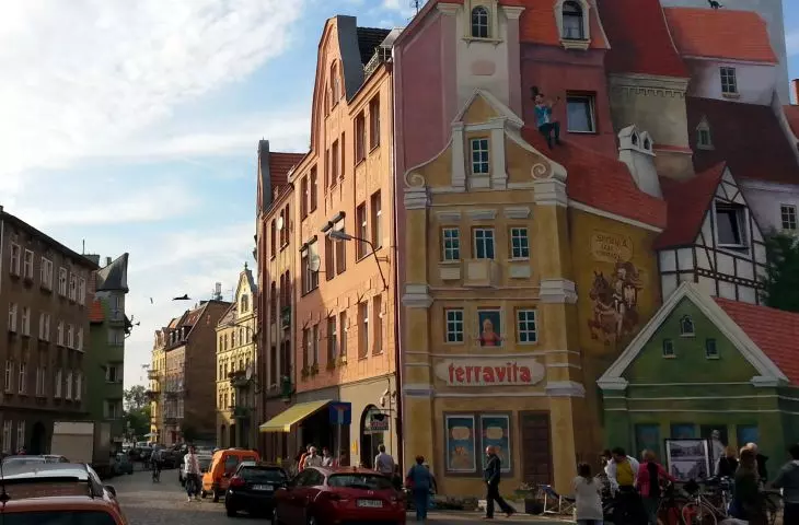 View of Ostrówek Street and illusionist mural by Radoslaw Bark (2015).