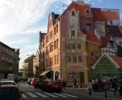 View of Ostrówek Street and illusionist mural by Radoslaw Bark (2015).
