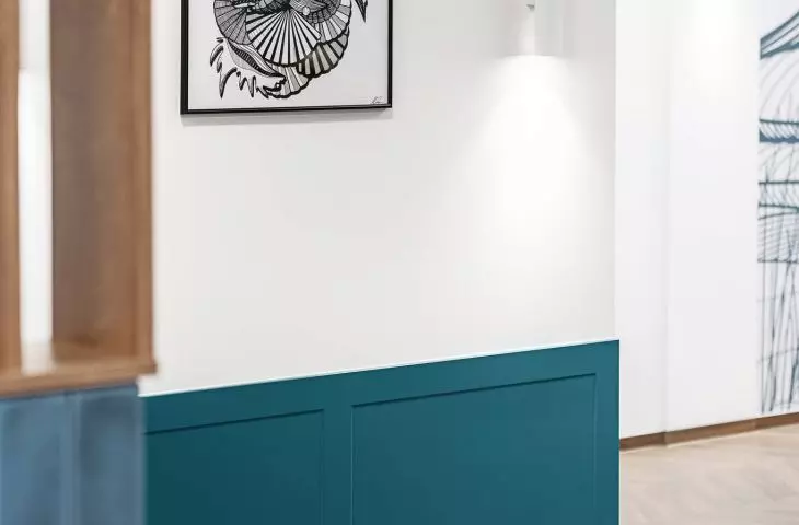 Marynistyczne grafiki w poczekalni
