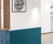 Marynistyczne grafiki w poczekalni