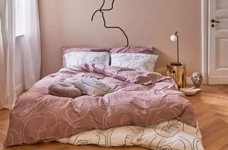 Face motif bedding
