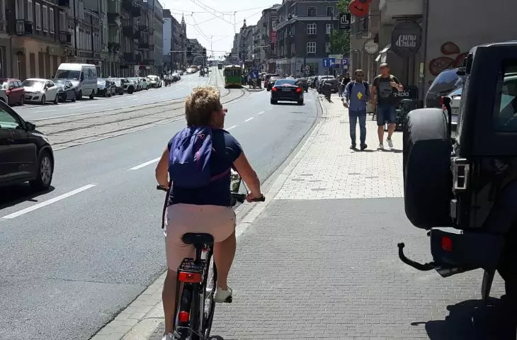On Glogowska, despite its scale, there is no room for bicycle paths