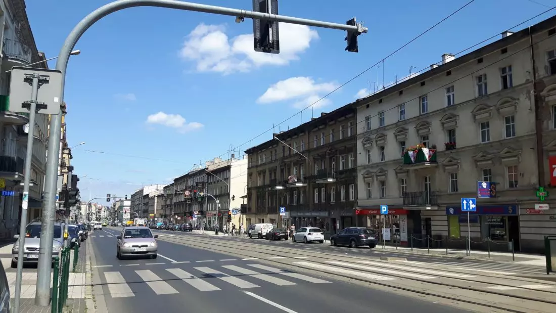 ulica Głogowska — bezdrzewna, hałaśliwa, podporządkowana głównie samochodom